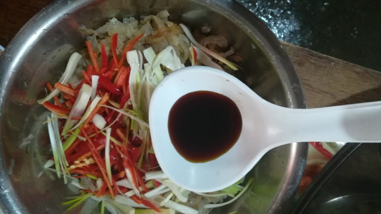 人人都爱吃凉拌海蜇皮,加入极少量盐巴,也可以不加,怕太咸。但我们的海蜇皮大多数已经浸泡三天了,所以加了一点点盐巴。
加入味精,蒸鱼豉油。