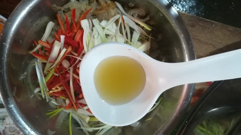 人人都爱吃凉拌海蜇皮,加入醋,要多点,不然不酸,不好吃。
