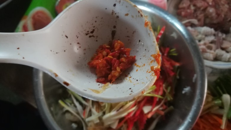 人人都爱吃凉拌海蜇皮,加入辣椒酱,喜欢辣的宝宝可以多加点哦。