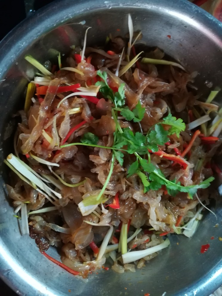 人人都爱吃凉拌海蜇皮,搅拌均匀,最后要吃时候再加<a style='color:red;display:inline-block;' href='/shicai/ 3265'>芫荽</a>,不然会黄了,不好看。
