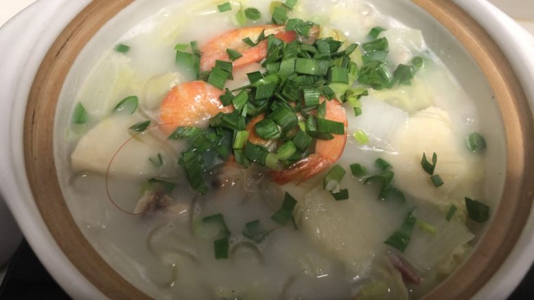 咸肉蔬菜乱炖砂锅,加入适量盐,撒上葱花或者蒜叶就可以。