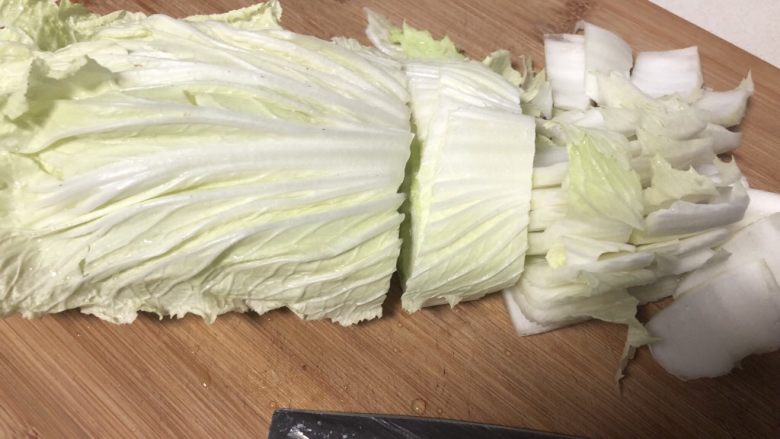 咸肉蔬菜乱炖砂锅,大白菜切成段备用,不要切的太细,大一点好了。