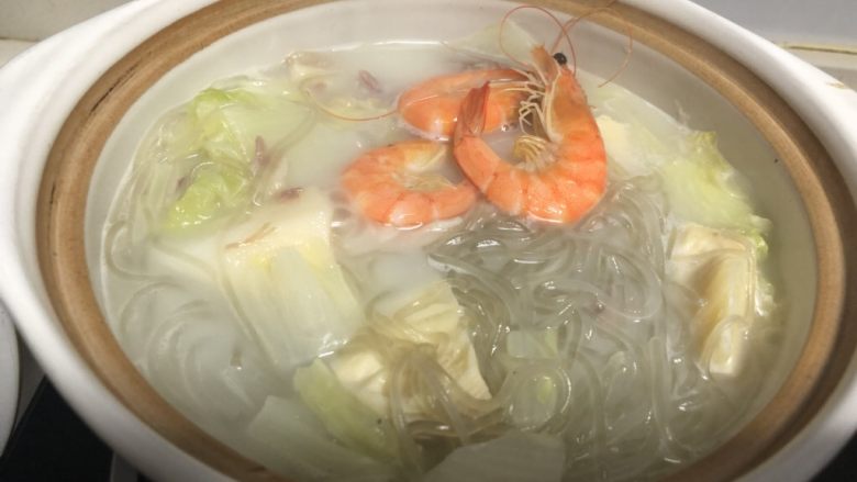咸肉蔬菜乱炖砂锅,最后放泡软过的粉丝，也可以放几只大<a style='color:red;display:inline-block;' href='/shicai/ 300'>虾</a>，我这个是中午剩的<a style='color:red;display:inline-block;' href='/shicai/ 300'>虾</a>，就放进去了，粉丝煮开就可以关火了。