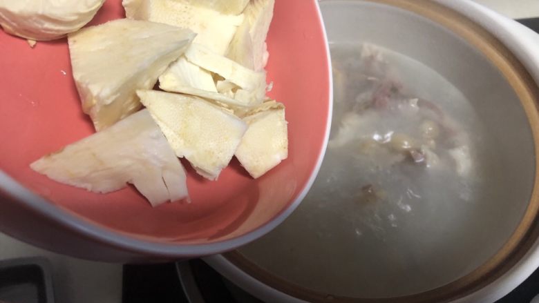 咸肉蔬菜乱炖砂锅,小火大概煮二十分钟后放入冬笋,这个咸蹄是提前煮熟了,所以不需要煮太久,煮到有香味汤色发白就可以加各种素菜了。