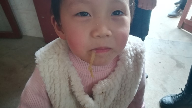 人人都爱吃凉拌海蜇皮,"舅婆,我还要,我还要!"这小屁孩,吃了还吃,吃了还吃。
因为真的太好吃了。