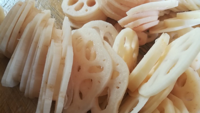 请客最hold住场面的凉菜，凉拌莲藕,切片后的莲藕