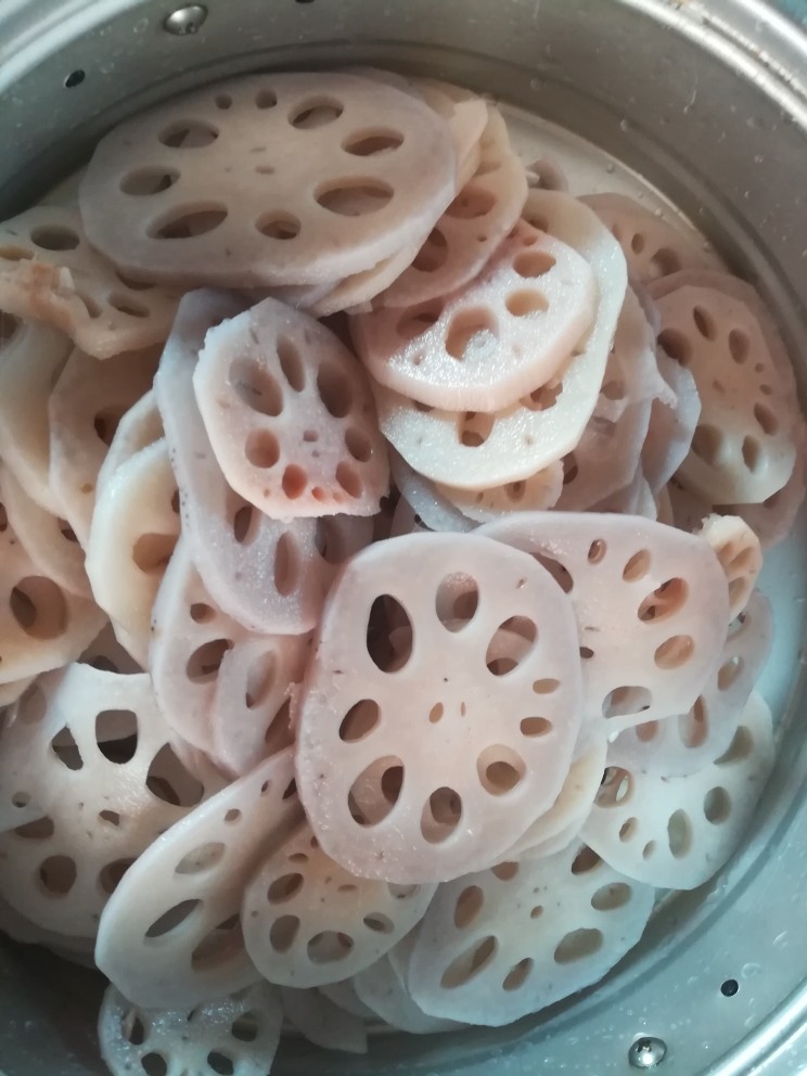 请客最hold住场面的凉菜，凉拌莲藕,水大开后，捞起莲藕，用凉水冲下。