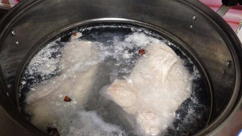 吃起停不下嘴巴――香菇卤肉饭,五花肉冷水下锅加入3瓣八角和1汤匙<a style='color:red;display:inline-block;' href='/shicai/ 900'>白酒</a>焯水,去腥味