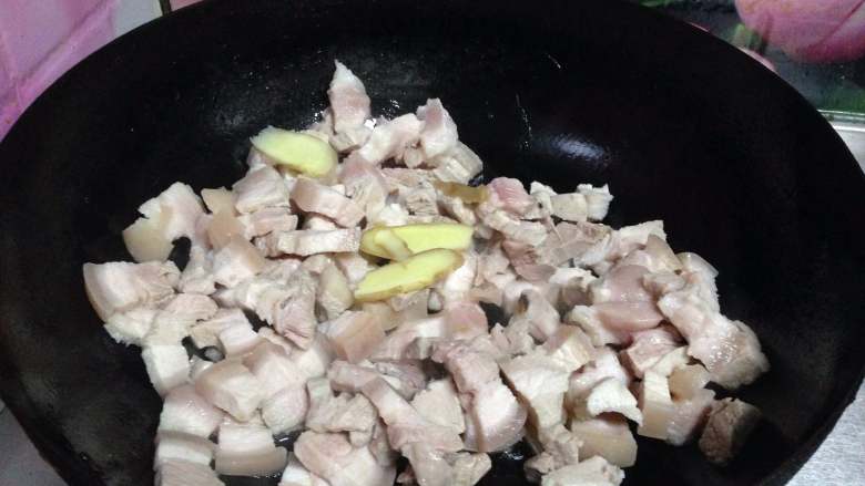 吃起停不下嘴巴――香菇卤肉饭,锅中用少许葱油爆香葱、姜、蒜片,将五花肉丁放入锅中