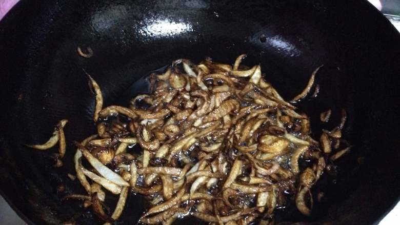吃起停不下嘴巴――香菇卤肉饭,呈微黄色时,迅速捞出沥干油成为葱酥(我炸得有点老)