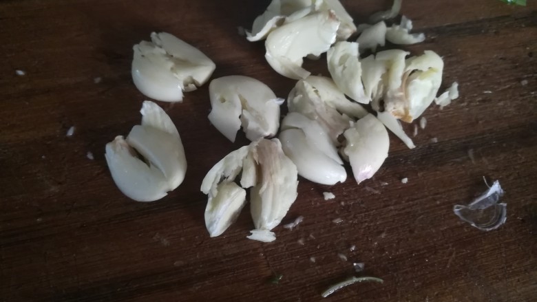 请客最hold住场面的凉菜，凉拌莲藕,把蒜瓣拍碎。