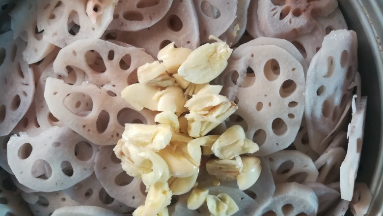 请客最hold住场面的凉菜，凉拌莲藕,蒜米加入莲藕