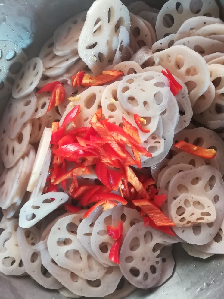 请客最hold住场面的凉菜，凉拌莲藕,加入切好的红辣椒丝