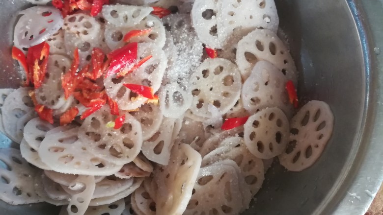 请客最hold住场面的凉菜，凉拌莲藕,加入<a style='color:red;display:inline-block;' href='/shicai/ 3729'>白糖</a>，<a style='color:red;display:inline-block;' href='/shicai/ 717'>味精</a>。