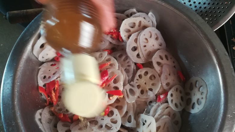 请客最hold住场面的凉菜，凉拌莲藕,加入醋