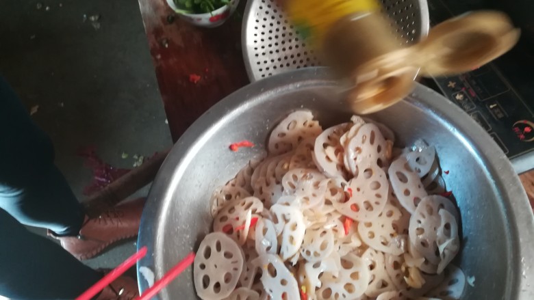 请客最hold住场面的凉菜，凉拌莲藕,加入<a style='color:red;display:inline-block;' href='/shicai/ 847'>香油</a>，量稍微多点哦。