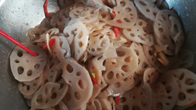 请客最hold住场面的凉菜，凉拌莲藕,搅拌均匀后，让它在容器里腌制一阵子，有利于莲藕入味。