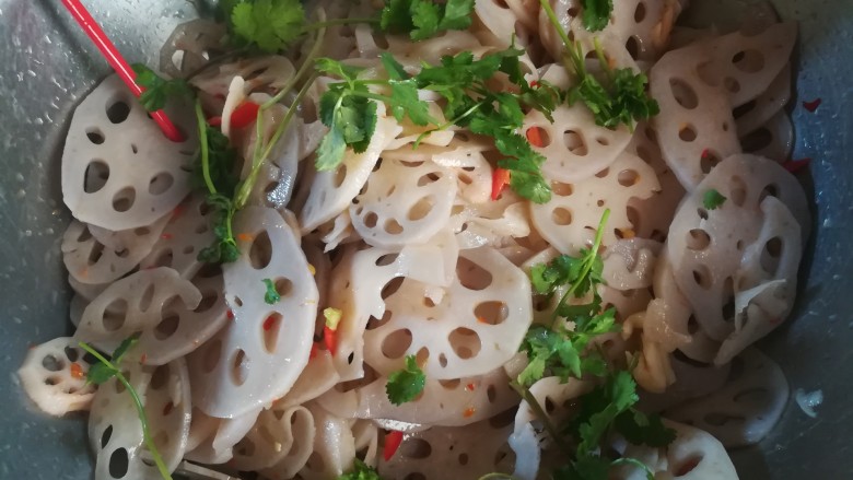 请客最hold住场面的凉菜，凉拌莲藕,要上桌时候加入<a style='color:red;display:inline-block;' href='/shicai/ 3265'>芫荽</a>，搅拌一下。