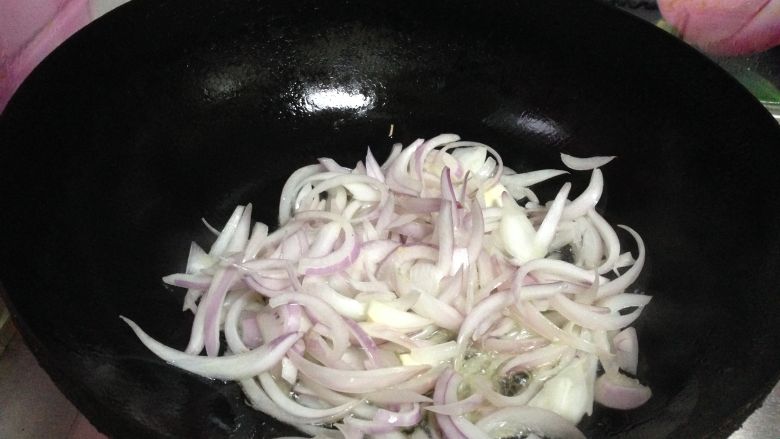 吃起停不下嘴巴――香菇卤肉饭,葱头丝放入油锅中,半炸半炒