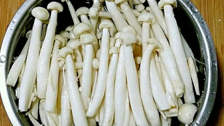海鲜菇炒蛋,<a style='color:red;display:inline-block;' href='/shicai/ 2823'>海鲜菇</a>去根,洗过后用水泡10分钟,然后再洗一遍。