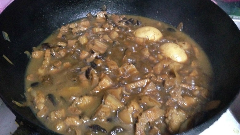 吃起停不下嘴巴――香菇卤肉饭,开盖大火烧开后,加盖小火焖炖45分钟左右即可