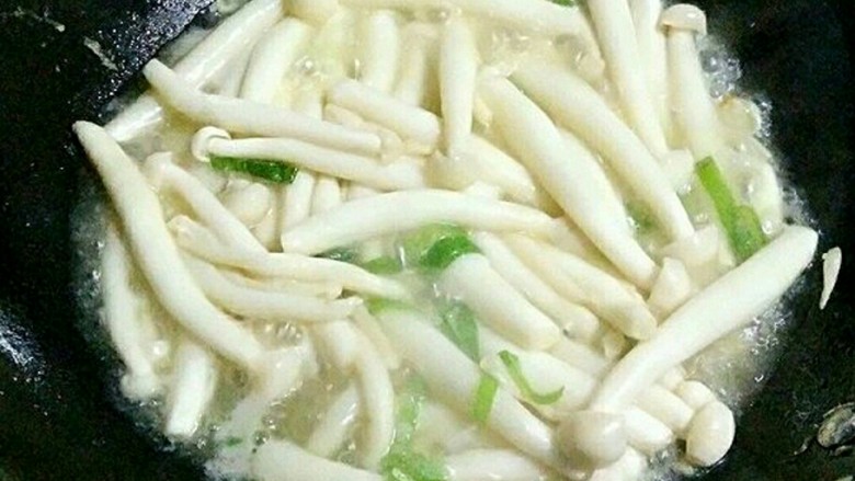海鲜菇炒蛋,海鲜菇在翻炒过程中会出水,所以要大火爆炒。