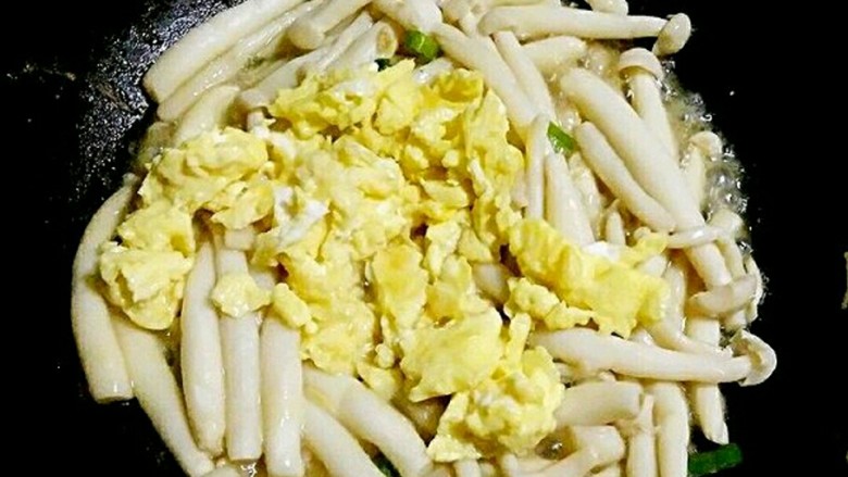 海鲜菇炒蛋,全程大火翻炒,待汤收的差不多时倒入炒好的鸡蛋。