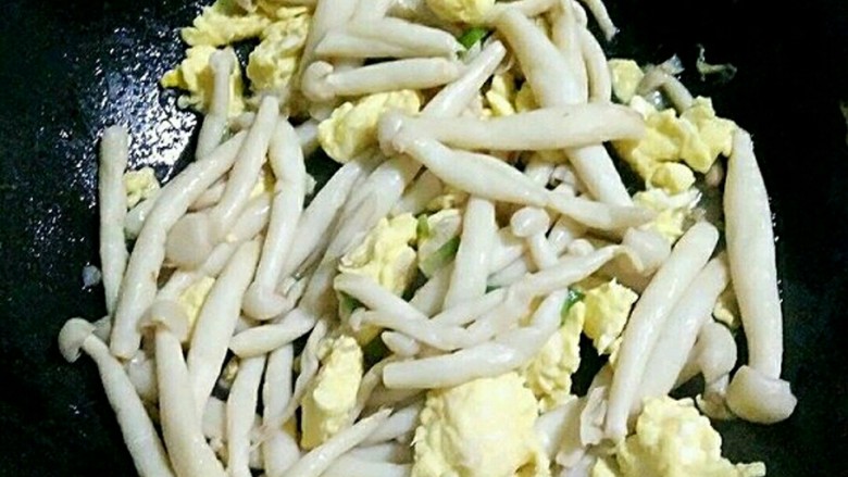 海鲜菇炒蛋,加入适量的盐,翻炒均匀即可。