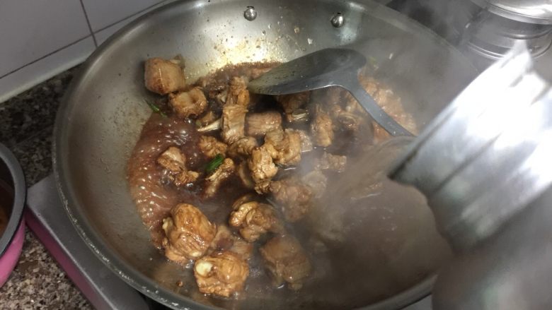窦婆婆妈妈菜➕简易版糖醋小排,加入适量热水,没过小排,中火烧开,转小火炖煮半个小时,我不喜欢小排炖的太烂,喜欢肉带点嚼劲,喜欢肉更酥烂的宝宝们可以适当延长炖的时间