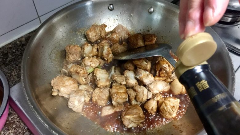 窦婆婆妈妈菜➕简易版糖醋小排,加入两勺香醋,翻炒均匀,最喜欢镇江香醋,带点甜味不会死酸