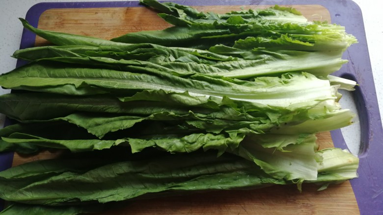 家常白灼油麦菜,把油麦菜一片一片掰开