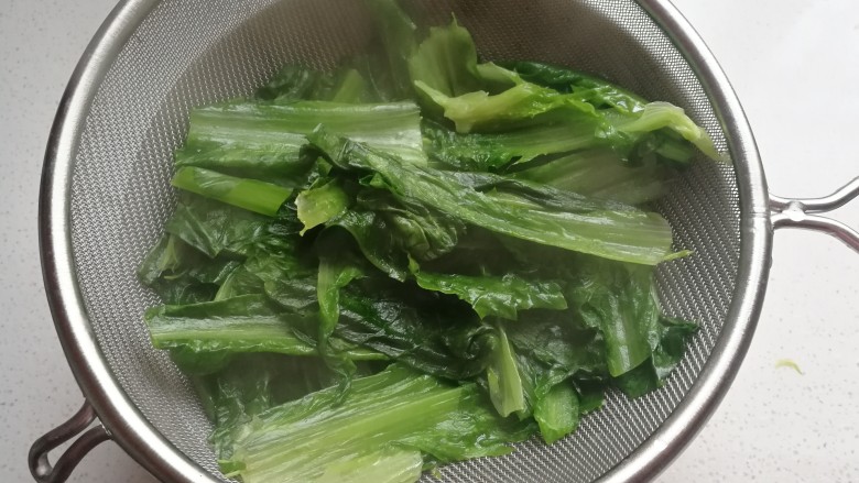 家常白灼油麦菜,焯至油麦菜变色后捞起沥干