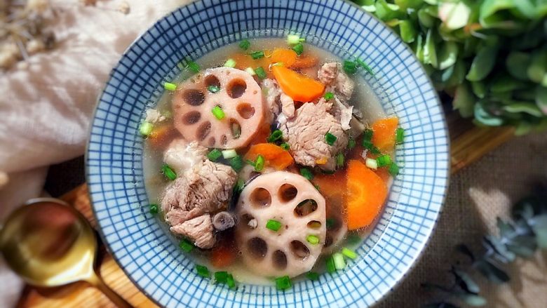 食膳の暖冬系列~胡萝卜莲藕排骨汤,对身体健康非常有益o((*^▽^*))o