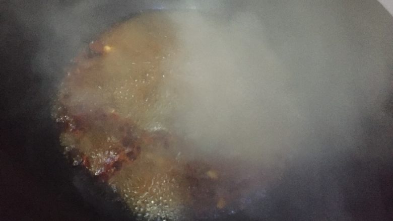 水煮肉片,放适量的水烧开