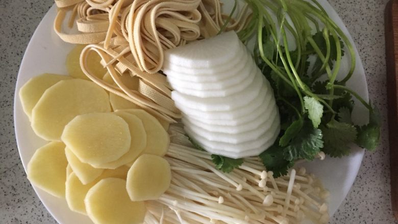 水煮肉片,<a style='color:red;display:inline-block;' href='/shicai/ 7749'>千张</a>切丝、<a style='color:red;display:inline-block;' href='/shicai/ 23'>土豆</a>萝卜切片，<a style='color:red;display:inline-block;' href='/shicai/ 234'>金针菇</a>去根洗净、