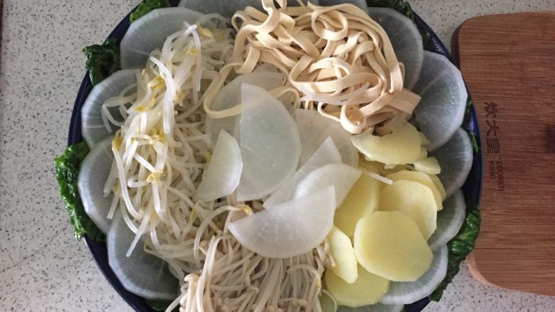 水煮肉片,依次烫熟所以菜，摆入盘中