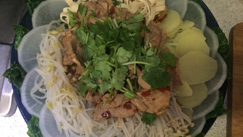 水煮肉片,撒上<a style='color:red;display:inline-block;' href='/shicai/ 131'>香菜</a>