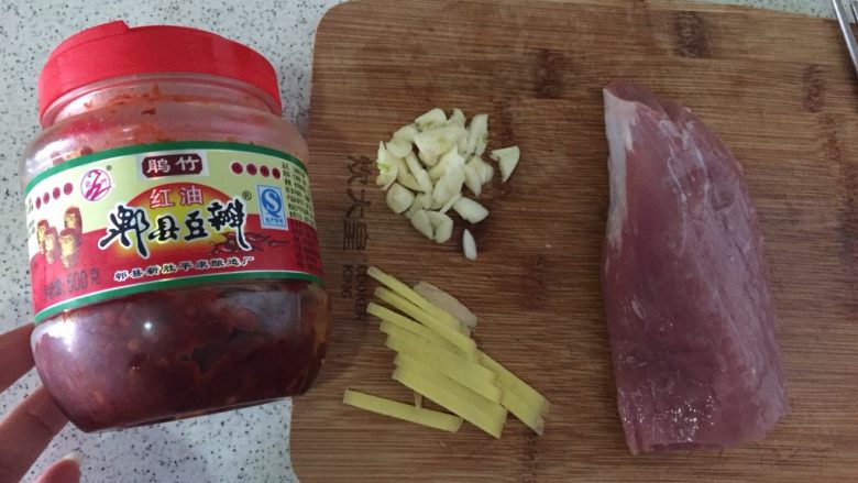 水煮肉片,准备里脊肉、姜丝、蒜、<a style='color:red;display:inline-block;' href='/shicai/ 705'>豆瓣酱</a>