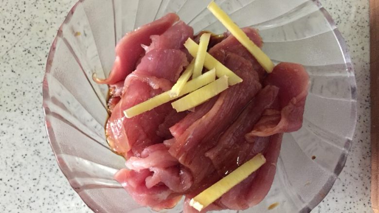 水煮肉片,里脊肉切片，放姜丝，<a style='color:red;display:inline-block;' href='/shicai/ 788'>生抽</a>抓匀腌制一会