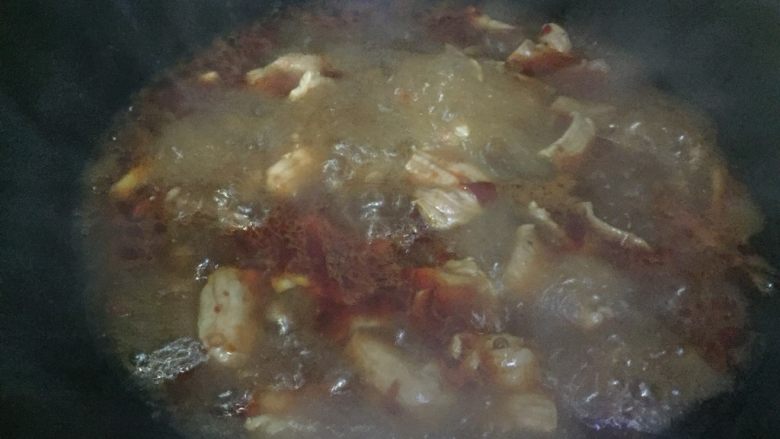 水煮肉片,放入腌制好的肉片，煮至肉变色即可关火