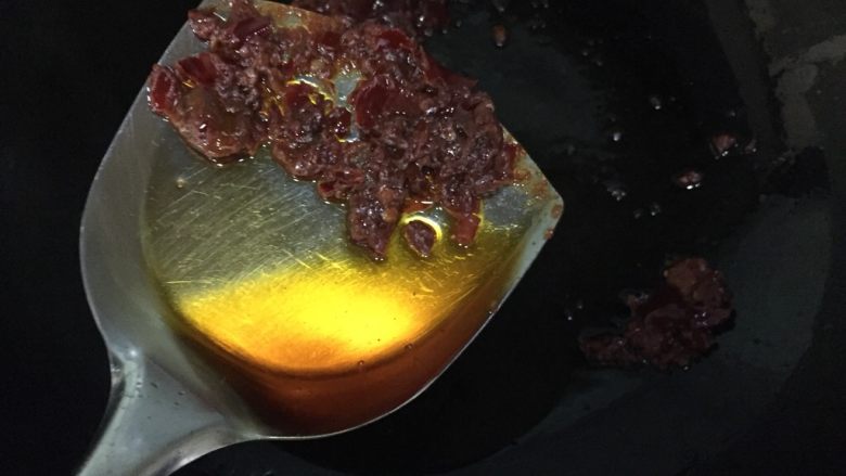 水煮肉片,冷锅冷油，放豆瓣酱小火慢炒，熬出红油