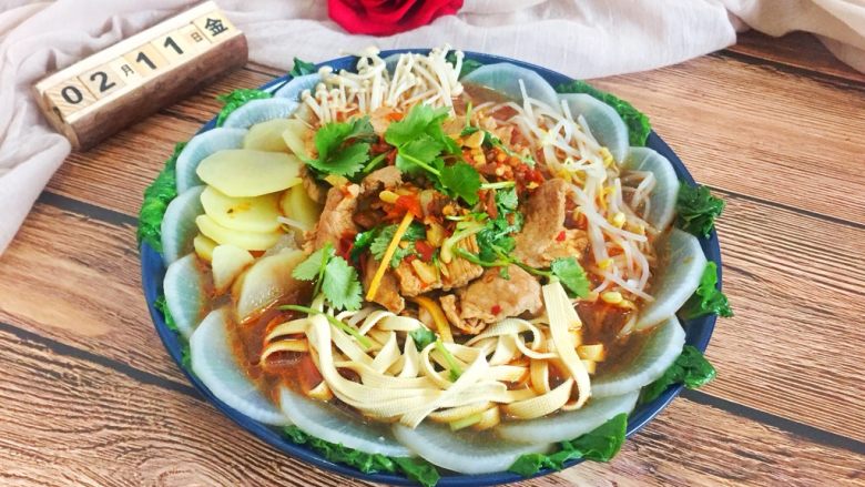 水煮肉片,倒入汤汁即可