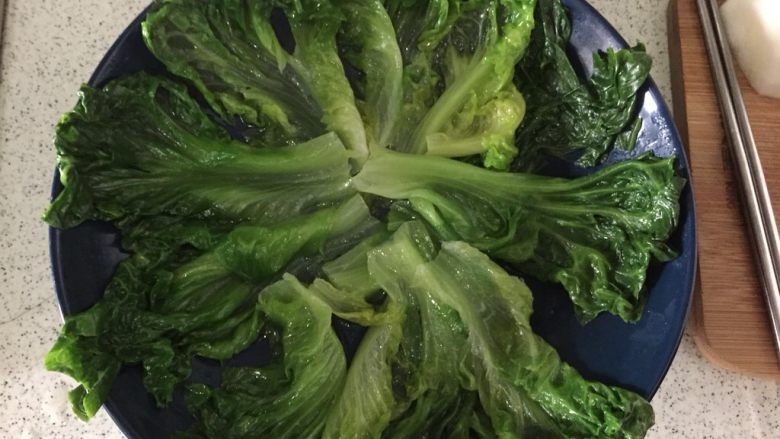 水煮肉片,捞出摆入深盘中