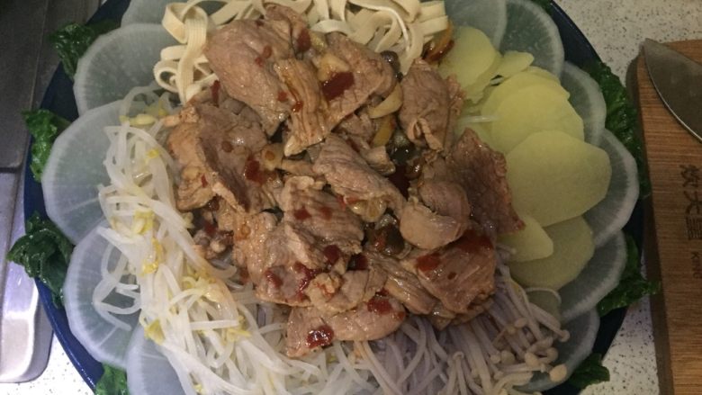 水煮肉片,捞出肉片，摆入蔬菜盘中