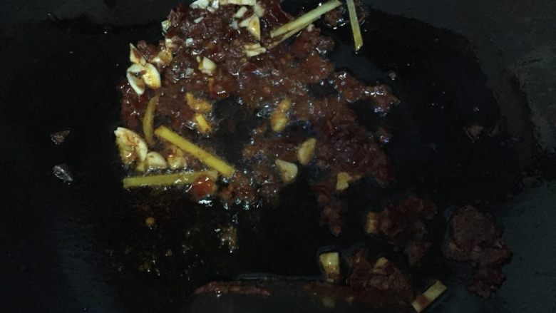 水煮肉片,放姜丝蒜末爆香