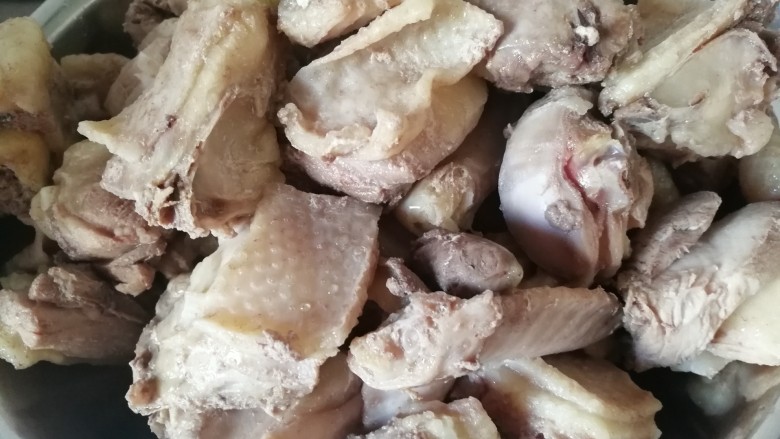 红烧辣子鸡,切好的鸡块儿,放入开水中打焯,捞出控干水,
