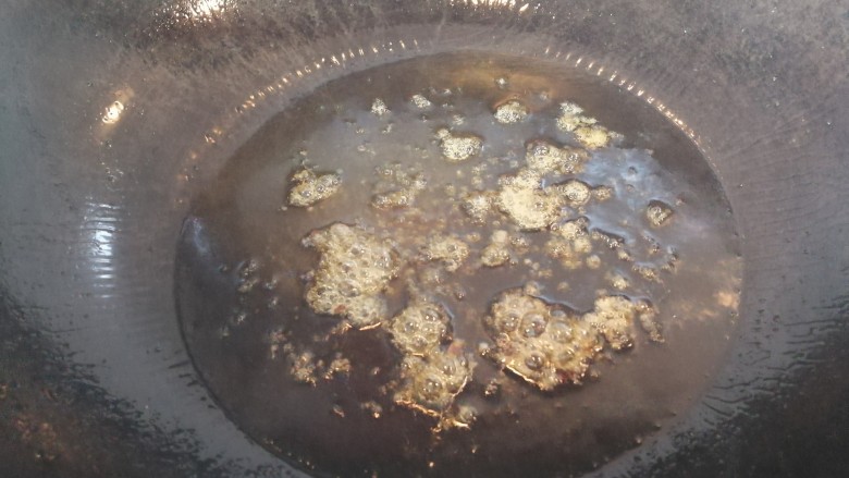 红烧辣子鸡,白糖熬制微变红,