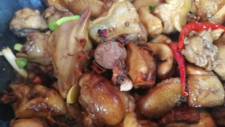 红烧辣子鸡,其他的调味料一同放入,稍炒一会儿。