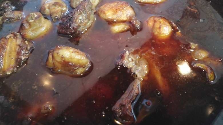 红烧辣子鸡,接着倒入温开水,没过肉块就可以,先大火烧开改小火慢慢炖至一个小时。