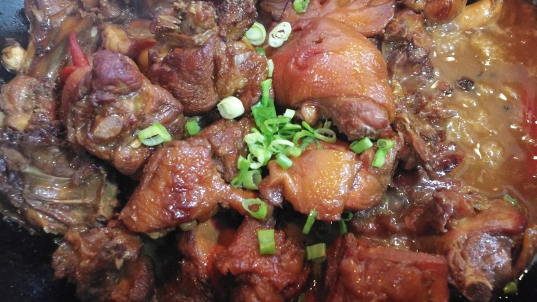 红烧辣子鸡,再撒上葱花,